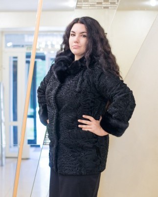 Шуба женская из каракульчи со скидкой